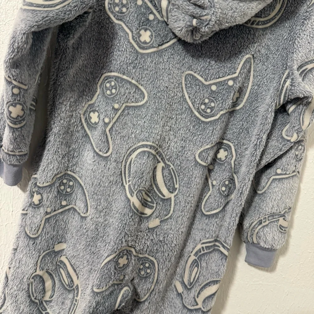 Children Place Boys Medium (7-8) Plush Hooded Onesie in Light Gray Flaw Hole Pic